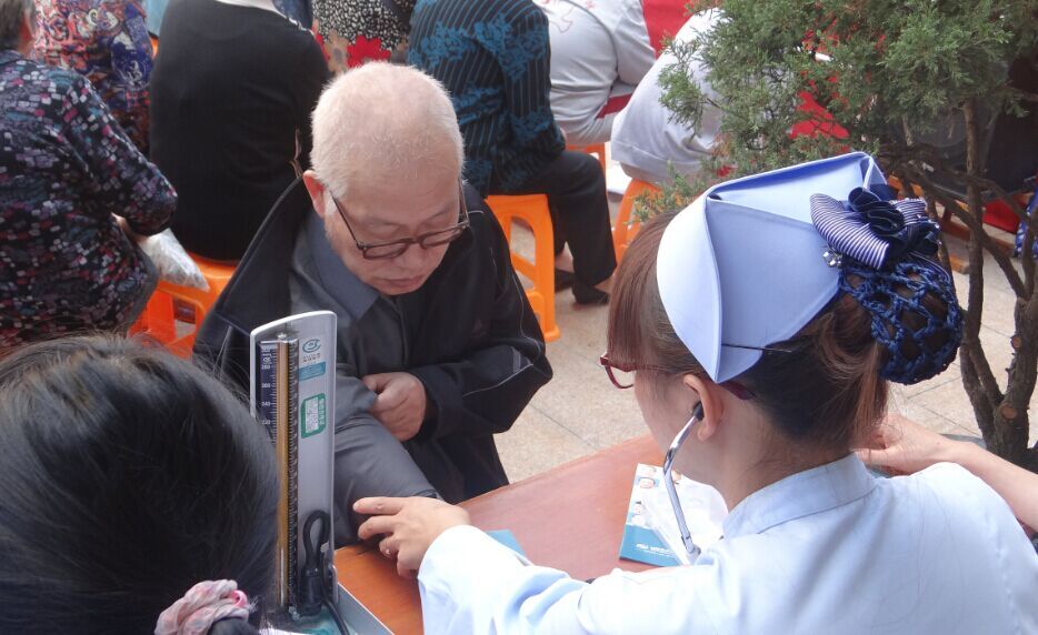 台州五洲医院医护人员为老人量血压